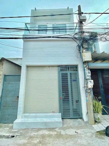 Chủ gởi bán nhà 1trệt 1lầu vị trí 1 sẹc đường oto thông. Ngay vòng xoay Tân Phong. Giá chỉ 2,590 tỷ