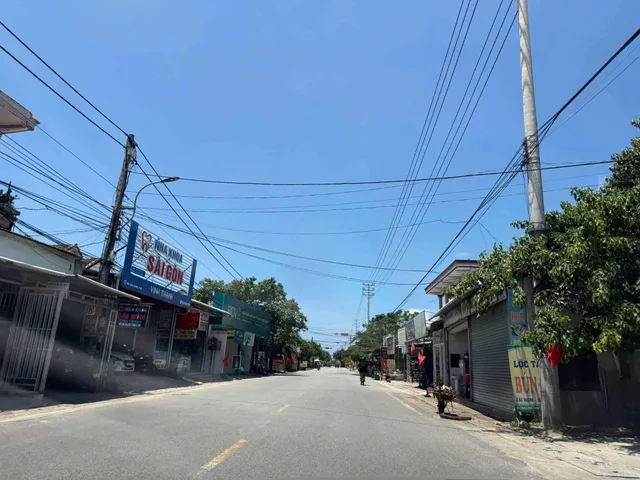 Đất biển Vinh An 3xx
-Vị trí: sau lưng UBND xã Vinh An (cũ), gần bãi tắm An Bằng. Gần trường tiểu học Vinh An và trạm Y tế Vinh An.