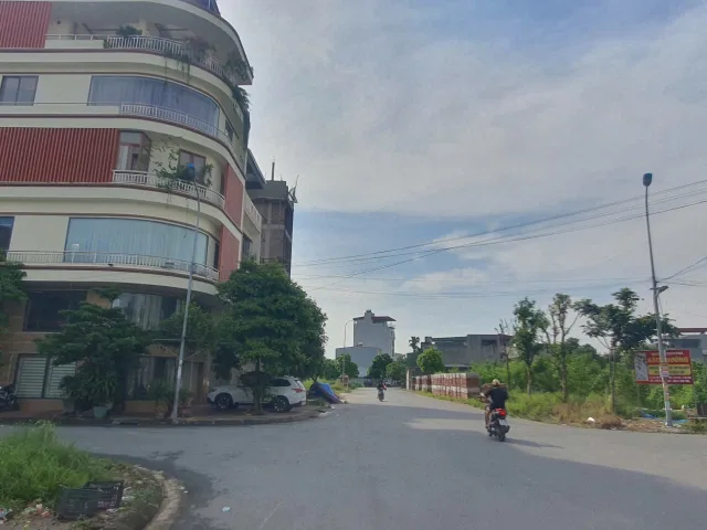 Bán đất giãn dân khu 5 đại phúc. Lô góc dãy CL23.  Diện tích 85m mặt tiền 5.5m hướng đông nam & tây nam. Trục chính đường 22m. Nhìn chếch vườn hoa và trường học. Phường võ cường tỉnh bắc ninh