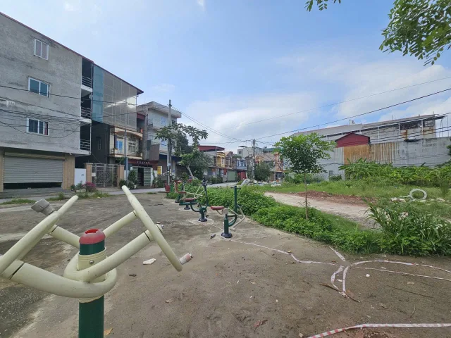 Bán 379m đất giãn dân lãm trại. 2 lô liền nhau. Nhìn vườn hoa nhỏ. Cạnh sân bóng. Sau đất có đường rộng 5m. Phường nam sơn bắc ninh