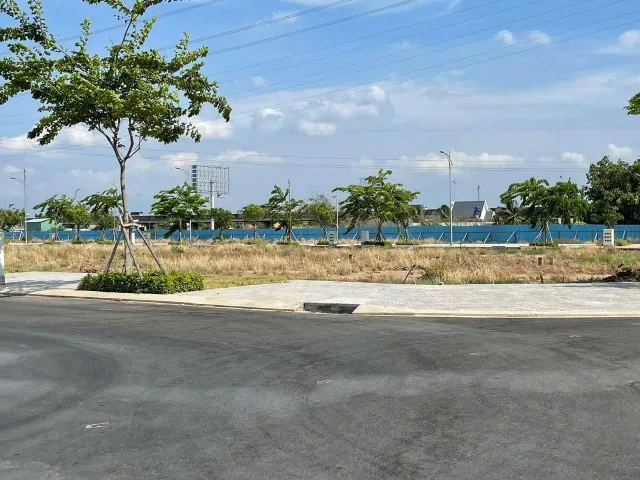 GẤP!!!GẤP!!! Bán ngay lô đất mặt tiền, Ngay sân bay Long Thành, S hơn 100m2, sổ sẵn sang tay ngay!!! (Giá thương lượng thêm)