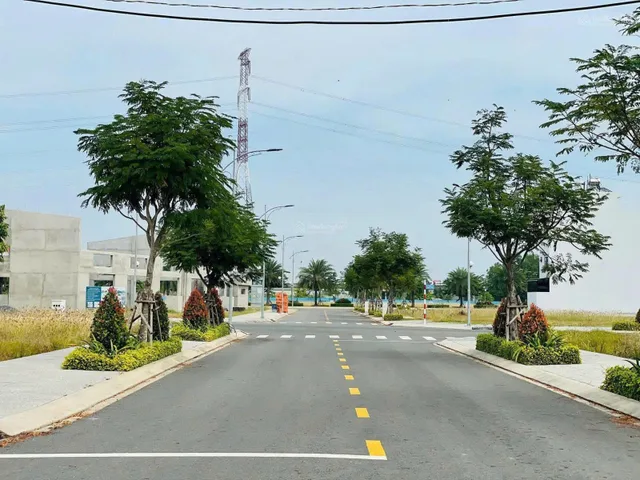 Đất đẹp như vẽ_Gía rẻ như cho!!! Xuống tiền ngay nhận liền lô đất 100m2 giá nhỉnh hơn 850 ít.Mặt tiền Phùng Hưng_ Sổ sẵn_Bao ở , kinh doanh.