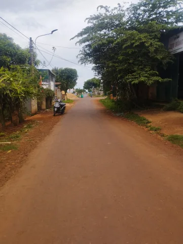 Cần ra nhanh một lô đất vị tri rất đẹp gần ngã tư cây xăng 56 TT xã Krong Năng, khu mua bán sầm uất 
DT10 x37 mét 100TC . Đường nhựa QH 26 mét, 
Giá rẻ cho nhà đâu từ 195 tr/ mét 
Liên hệ