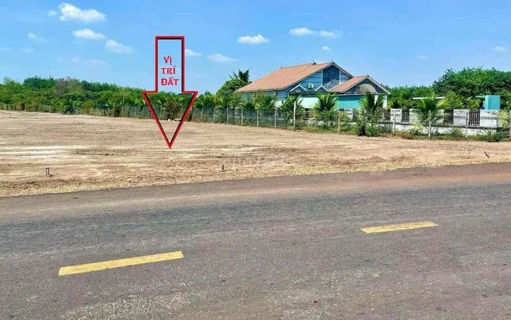 BÁN 4 LÔ MẶT TIỀN 20X50=1010M2 SHR CÓ 400M THỔ CƯ SÁT CHỢ GIÁ 290 TRIỆU/S