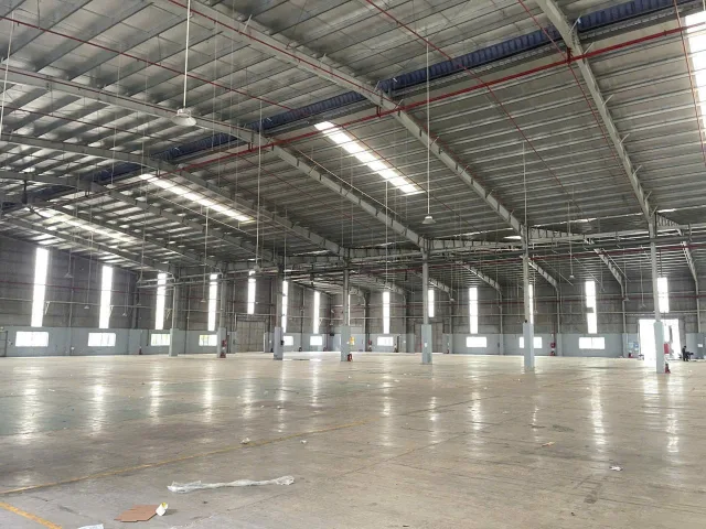 Cho Thuê Nhà Xưởng tại Tân Uyên Bình Dương•GC•
• Tổng DT Đất: 25.000m2 • DT Xưởng: 18.000m2
• Gồm 4 Phân Xưởng: 5.300m2 + 5.300m2 + 4.700m2 + 2.700m2
• Trạm Điện: 630KVA • PCCC Tự Động Nghiệm Thu