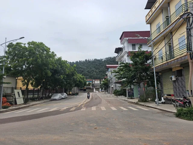 Bán 153m đất giãn dân lãm trại. Áp cạnh hồ. Nhìn công viên và sân bóng. Phường nam sơn bắc ninh