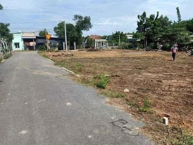 BÁN 4 LÔ MẶT TIỀN 20X50=1010M2 SHR CÓ 400M THỔ CƯ SÁT CHỢ GIÁ 290 TRIỆU/S 0938889035 A ÚT
