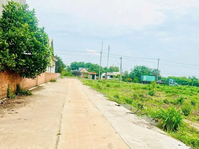 BÁN 4 LÔ MẶT TIỀN 20X50=1010M2 SHR CÓ 400M THỔ CƯ SÁT CHỢ GIÁ 290 TRIỆU/S 0938889035 A ÚT