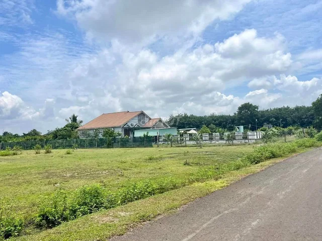 BÁN 4 LÔ MẶT TIỀN 20X50=1010M2 SHR CÓ 400M THỔ CƯ SÁT CHỢ GIÁ 290 TRIỆU/S 0938889035 A ÚT