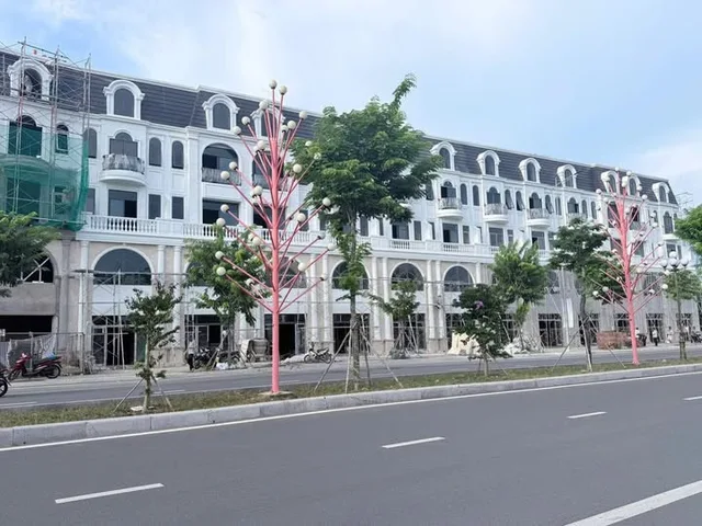 Cho thuê nhà nguyên căn mặt tiền ĐL Đông Tây 1 trệt 3 lầu