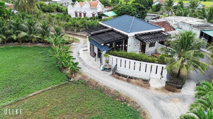 Lh: 0938 156 791
Siêu phẩm biệt thự mini 

Diện tích đất: 191.3m2.
Diện tích xây dựng: 76.5m².
Thiết kế phong cách hiện đại.
Căn nhà sở hữu 2PN 1WC, phòng thờ, phòng khách, nhà bếp, sân trước và cả sân vườn

Đặc điểm nổi bật:
- Căn góc, vừa rộng
