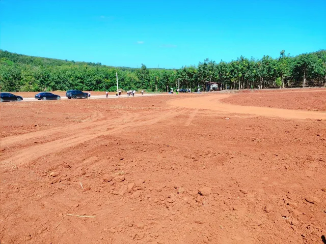 4200m2 đất cặp sát mặt tiền dường xuyên tâm 32m   giá hời. 0877 999 765