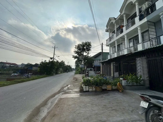 Bán nhà mặt tiền đường nhựa 42m² ngang 3,5m giá 1.35 tỷ Xã Mỹ Hạnh gần trung tâm hành chính, gần chợ, trường học ủy ban, gần bệnh viện,...