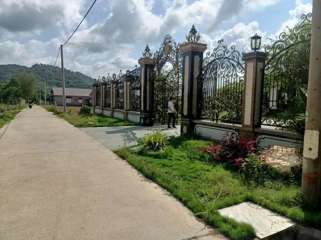 Bán căn biệt thự có 300m2 thổ cư. Xây dựng tường rào xung quanh bao đẹp giá rẻ