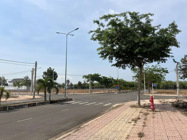 Đất 2 mặt tiền_Kế sân bay Long Thành_140m2 thổ cư. Chỉ 1tỷ7 là công chứng ngay_Sổ sẵn_Bao dân cư_Bao hạ tầng.