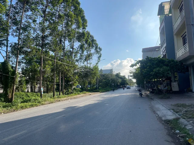 Bán 85m đất giãn dân chu mẫu 1 dãy F. Nhìn mương và khu công nghiệp. Kinh doanh sầm uất. Đường rộng 22m thông thẳng ra đường 18. Phường nam sơn bắc ninh