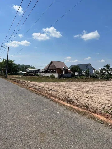 2 LÔ CẦN BÁN GẤP 10X40=400M2 TC SHR NGAY CHỢ ĐƯỜNG 18M GIÁ 290TR/s 093.888.9035