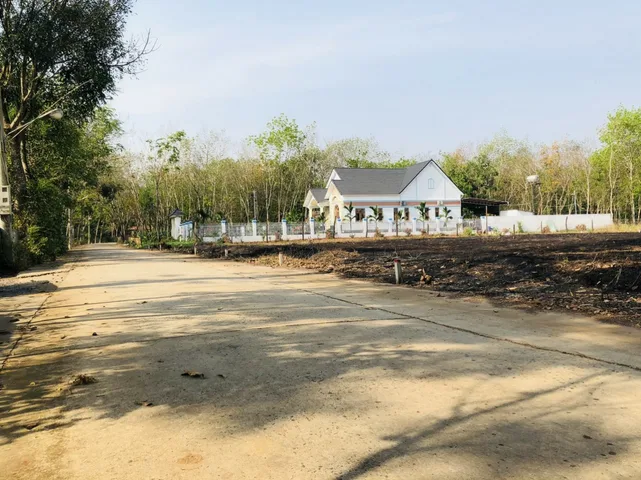 2 LÔ CẦN BÁN GẤP 10X40=400M2 TC SHR NGAY CHỢ ĐƯỜNG 18M GIÁ 290TR/s 093.888.9035