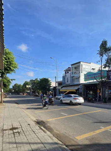 Bán nhà mặt tiền 100% thổ cư, ngay cạnh trường THPT Lý Thường Kiệt, 350 Lý Thường Kiệt phường Long Hoa Tây Ninh