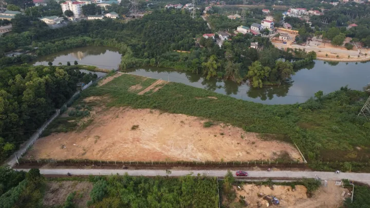 Cần bán mảnh đất nền xã Hòa Sơn huyện lương Sơn cũ giáp với Hà Nội diện tích 11800 có 800 thổ cư còn lại đất vườn đã chia thành 4 số mặt trên giáp đường 126 m mặt dưới giáp hồ 130 m