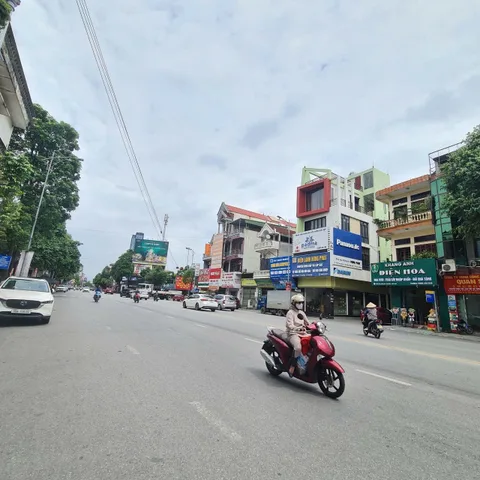 Bán nhà 4.5 tầng diện tích đất 68m. Mặt đường trần hưng đạo. Cạnh sân bóng đại phúc. Uỷ ban phường và chợ. Kinh doanh tốt. Phường võ cường bắc ninh