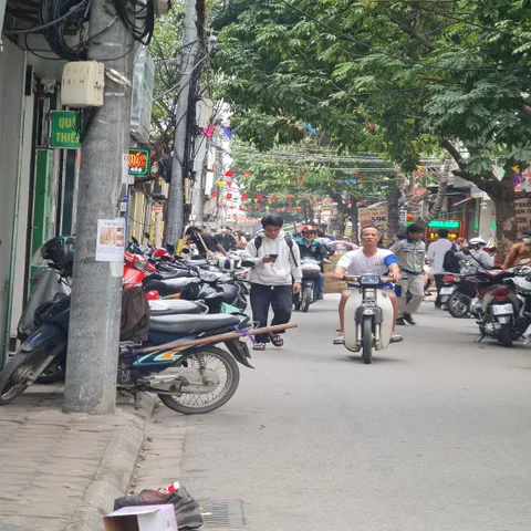 Bán nhà hàng kinh doanh tại Trâu Quỳ, Gia Lâm. 70m2, 2 tầng, mt 7m nhỉnh 12 tỷ. Lh 0989894845