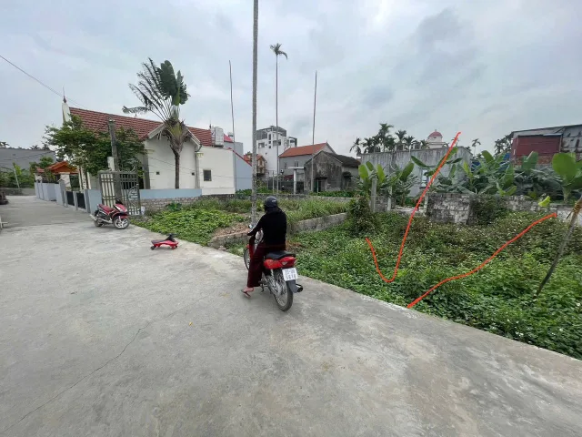 Bán 76 m Lâm Động cách 203 chỉ 50 m . Có sân chung rộng quay ô tô  . L/h:076.231.9990 e Thúy