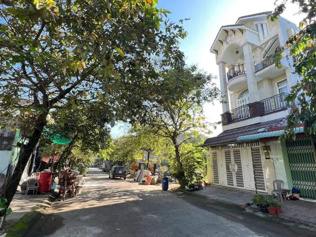 Bán đất 100.6m² ngang 5m giá 4.3 tỷ Phường Long Bình