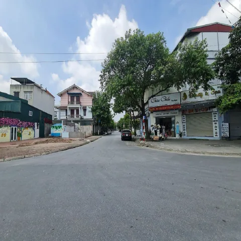 Giảm chào 1,2 tỷ cho 70m2 đất 10m ra trục chính Cổ Linh, Thạch Bàn, Long Biên. Lh 0989894845