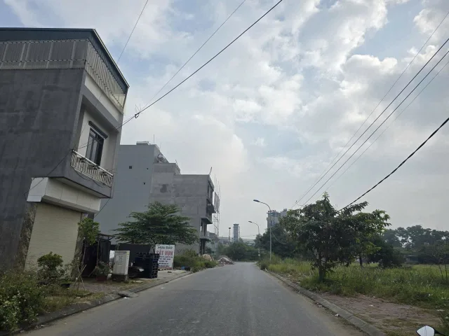 Bán 90m đất chu mẫu 2 nhìn vườn hoa. Làn 2 đường 20.5m. Trung tâm khu công nghiệp quế võ. Phường nam sơn bắc ninh