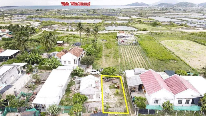 Lh: 0938156791 Hiếu 
🔥 BÁN LÔ ĐẤT ĐẸP – THÔN XUÂN MỸ, XÃ NINH THỌ, THỊ XÃ NINH HÒA 🔥

📌 Diện tích: 127,3m²
– 60m² thổ cư
– 67,3m² đất trồng cây lâu năm
– Có 4,8m² thuộc quy hoạch giao thông (không ảnh hưởng xây dựng)

📍 Vị trí: Thôn Xuân Mỹ – khu 