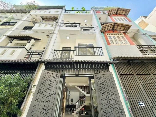 Bán nhà gần chợ Thạch Đà. Nhà 50.3m2 Phạm Văn Chiêu xây 1 trệt 2 lầu, giá 2 tỷ 390. Sổ riêng sẵn