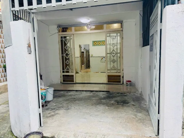 NHỈNH 3.X TỶ-LÔ GÓC THOÁNG – 51M2 – GẦN CHỢ LÊ ĐÌNH CẨN 
Diện tích đẹp, lô góc thoáng 2 mặt, khí vượng.
Nhà cấp 4 tiện xây mới theo ý.
Tiện ích bao quanh: chợ – siêu thị – nhà thuốc – trường học.
1A9C97