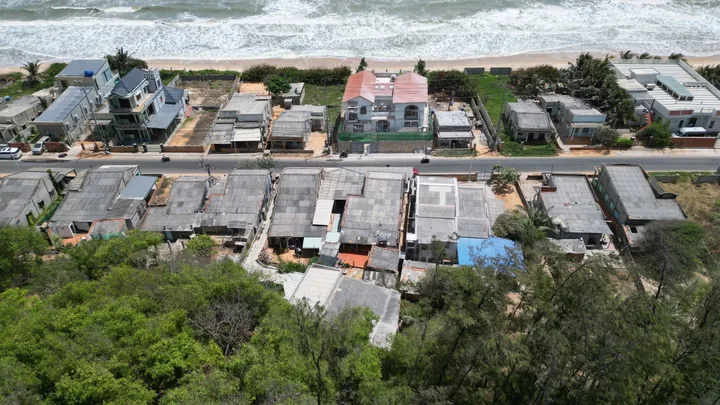 Bán 390m2 có 300m2 thổ cư. Mặt đường Lạc Long Quân, view biển. Giá 5,2tỷ lvcc 0982482666