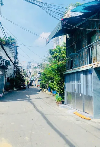 💥BÁN NHÀ NỞ HẬU BÀ HOM – 83M² – G.I.Á 6.28 tỷ .Dòng tiền 10tr/tháng 
Nhà 1 trệt 1 lửng mỗi căn, khu dân cư an ninh, tiện ích đủ: chợ – trường – siêu thị.
Xem nhà 24/7 – F4E35C