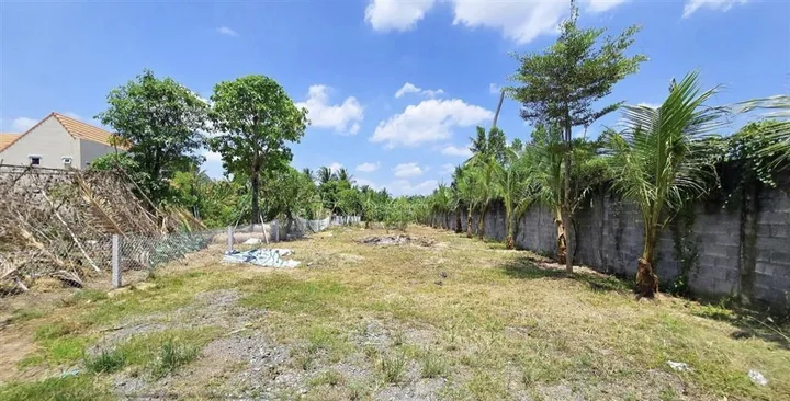 NGỘP!! 700m2 (11x68) vườn có 300m2 thổ cư, cách Nguyễn Hữu Trí 500m, Bến Lức, LA, giáp ranh SG