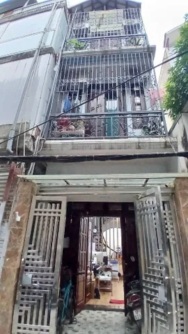 Bán nhà P. Kim Giang, HN, DT 40 m2,3 tầng, giá bán 9.8 tỷ
🔥Mô tả:
☀️ Nhà khu vực đi lại thuận tiện ngõ thoáng, thông, gần đường ôtô, ngay gần khu đô thị Đại Kim, trường THCS Đại Kim, Đại Học Thăng Long, chợ, tiện ích xung quanh có mọi thứ.
🏡 Thiết kế 3