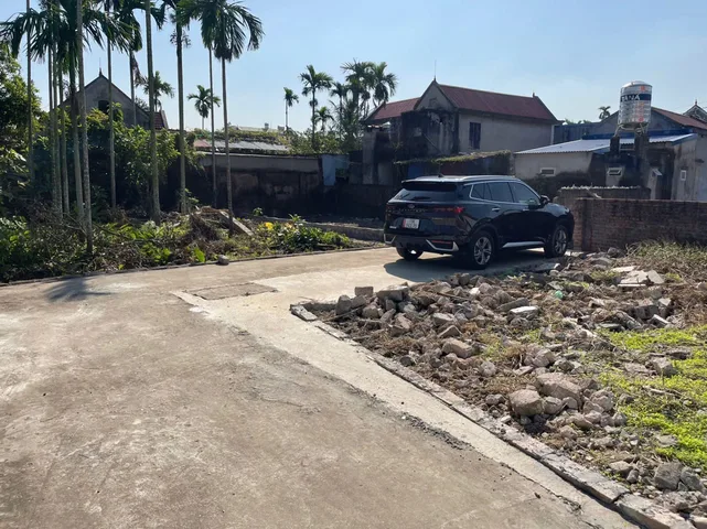 Bán 100 m Lâm Động ngõ ô tô 7 chỗ , xung quanh dân cư đông đúc . L/h:076.231.9990 e Thúy