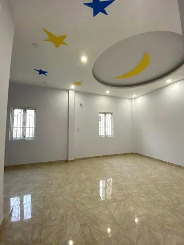 Bán nhà 4 tầng 8 pn, diện tích 105 m2 ô tô ngủ trong nhà. ngay trung tâm dĩ an 5,1 tỷ tl