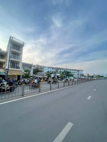 BÁN NHÀ KẾ TÊN LỬA 60M2 5.7 TỶ 4 TẦNG HẺM XE HƠI 10 PHÒNG BÌNH TÂN