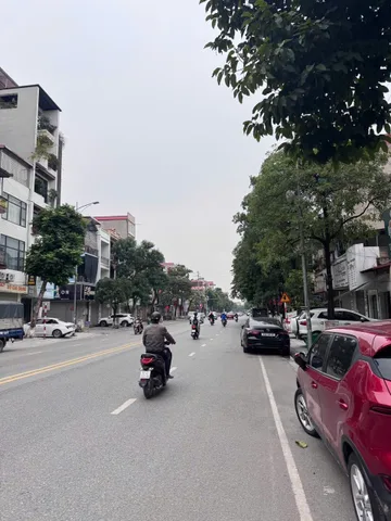 Bán đất tặng nhà 3 tầng mặt đường nguyễn trãi. Cạnh ngã 4 ngọc hân công chúa và chợ đọ. Diện tích 179m mặt tiền 10m hướng tây nam. Phường võ cường tỉnh bắc ninh