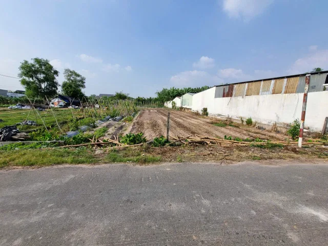 (L880) Đất 1/ Đặng Thị Tô, xã Trung Lập Hạ, dt 551m2 = 17,7m x 31m, thổ cư 300m2, giá 3 tỷ 300 thương lượng