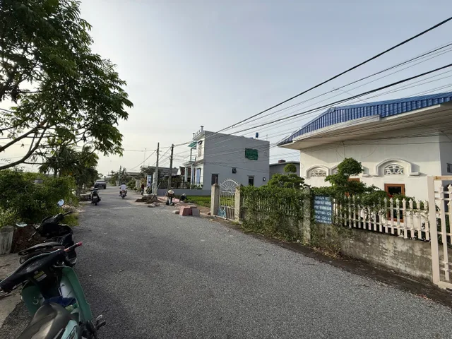 1 lô duy nhất nằm trên trục đường chính rộng 10m .sát vách khu công nghiệp vsip rộng 1100 ha lớn nhất miền bắc đang khởi công
Cách quỹ đất nghỉ dưỡng của tập đoàn flamigo chỉ 300m
Cách quốc lộ 37b chỉ 1km
Ra quảng trường biển và phố đi bộ chỉ 5p lái xe
