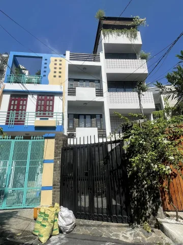 Nhà hẽm 6m Lê Quang Định, 74m2 vuông vức 4 tầng, sân ô tô, hai sân thoáng, sổ hoàn công, giá 4,9 tỷ.