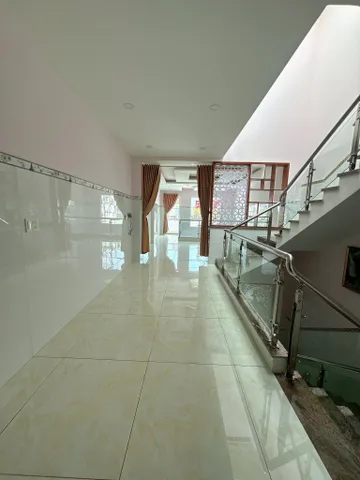 Cho thuê nhà 1 trệt 2 lầu mặt tiền đại lộ Đồng Khởi.Gía 20 triệu