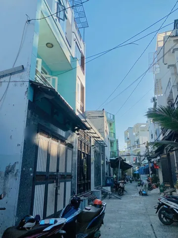 Nhỉnh 4 tỷ -Bình Trị Đông -Căn góc xe hơi thông 
 + Dt 4x13m -( không lộ giới ) 
👉 Vị trí : Ngay chợ , Giáp Tên Lửa . Aeon mall .Q6