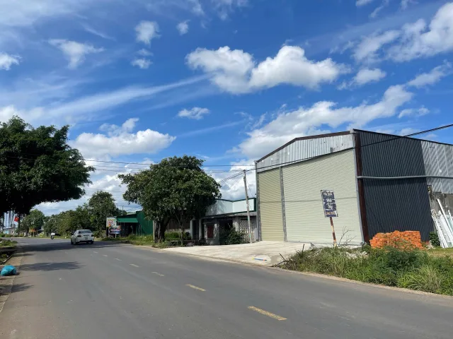Mặt tiền tỉnh lộ 2 ngay nút giao đường Tránh Đông 9x50m thổ cư 100m2 bán 2tỷ800 thương lượng