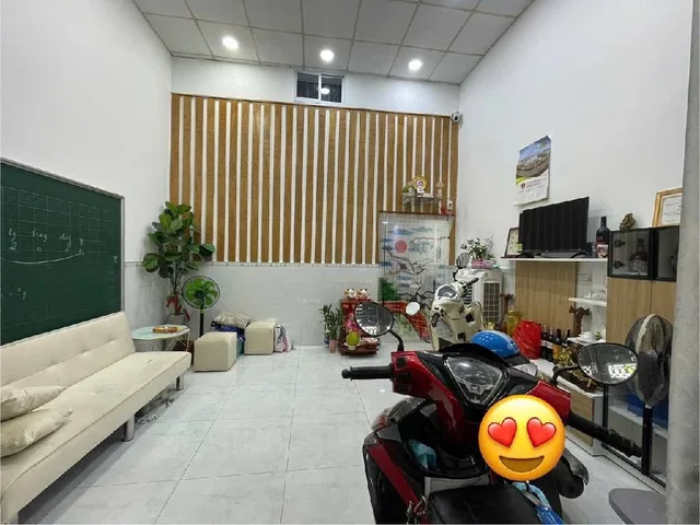 Gấp bán hẽm xe hơi, gần chợ trường học, sổ hồng riêng