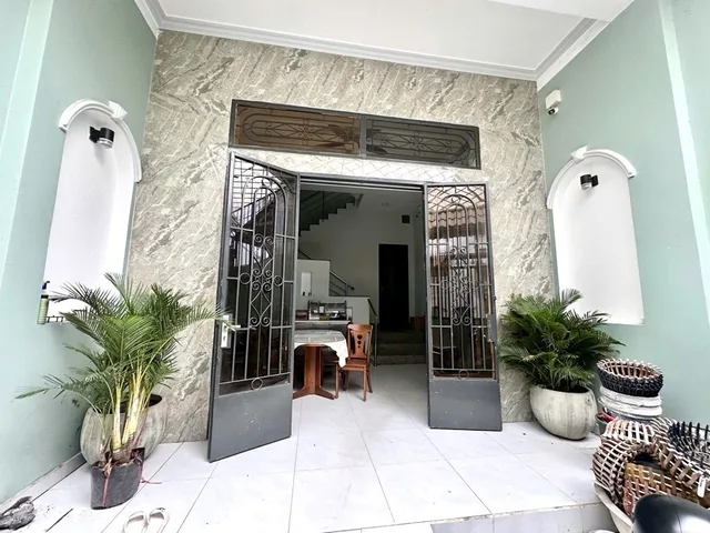 Bán nhà gần sân bay, 3 tầng, sổ hồng riêng, thuận tiện di chuyển phú nhuận