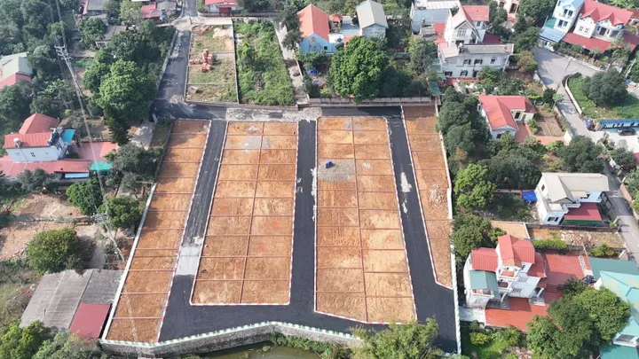 Đất Hà Nội nhỉnh 1,7 Tỉ / lô  đất Đô Thị.
👉Miêu tả: 300m Xung quanh có
🏬 Trường Mầm Non . C1 . C2 . C3 
🏬 Trường Đại Học Lao Động và Xã Hội
🏬 Trường Đại Học Công Nghiệp VIỆT - HUNG
🏥 Bệnh Viện Đa Khoa
🚘  Bến xe buýt chạy suốt ngày đêm
🏭 Tập Đoàn Vi
